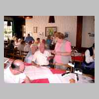 59-09-1129 5. Kirchspieltreffen 2003. Die ersten Gespraeche am Sonnabend im Festsaal.JPG